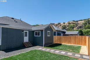 176 SE Hoover Ave, Roseburg, OR 97470 - Photo 2