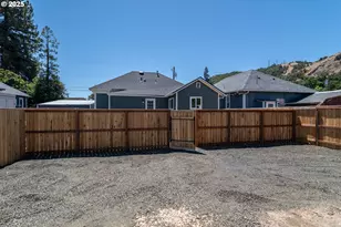 176 SE Hoover Ave, Roseburg, OR 97470 - Photo 38