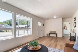 176 SE Hoover Ave, Roseburg, OR 97470 - Photo 6