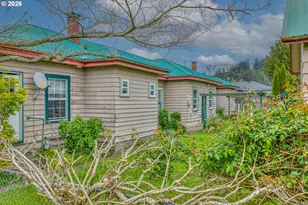 205 E 12th St, Coquille, OR 97423 - Photo 28
