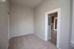 3719 S Hood Ave, Portland, OR 97239 - Photo 10