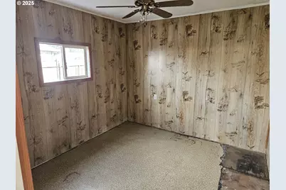 142 S Comstock Ave, Sutherlin, OR 97479 - Photo 8