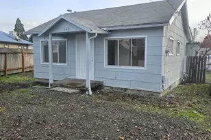 142 S Comstock Ave, Sutherlin, OR 97479 - Photo 1