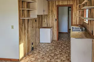 142 S Comstock Ave, Sutherlin, OR 97479 - Photo 2