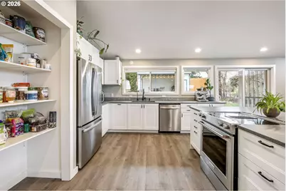 1215 NE 157th Ave, Portland, OR 97230 - Photo 6