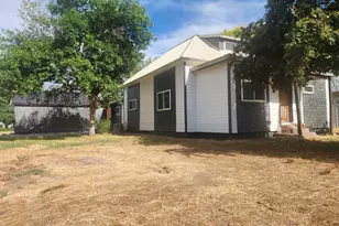 82 NW 3rd St, Ontario, OR 97914 - Photo 2