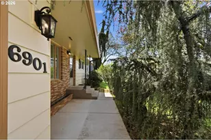 6901 NW Canyon Crest Loop, Vancouver, WA 98665 - Photo 2
