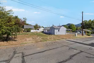 1202 NE A St, Grants Pass, OR 97526 - Photo 18