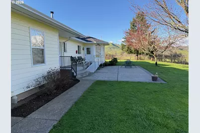 221 Foster Ln, Roseburg, OR 97470 - Photo 4