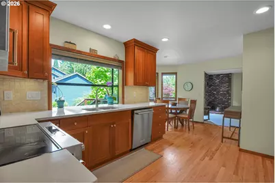 6401 SW Dolph Dr, Portland, OR 97219 - Photo 18