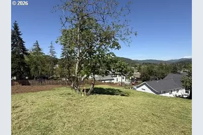 1410 NW Grove St, Roseburg, OR 97471 - Photo 6