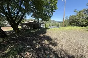 1410 NW Grove St, Roseburg, OR 97471 - Photo 2