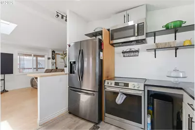 2250 N Broughton Dr, Portland, OR 97217 - Photo 16