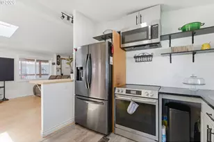 2250 N Broughton Dr, Portland, OR 97217 - Photo 16