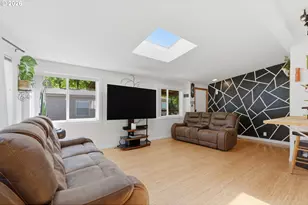 2250 N Broughton Dr, Portland, OR 97217 - Photo 8