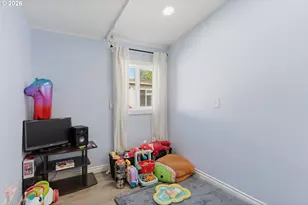 2250 N Broughton Dr, Portland, OR 97217 - Photo 26