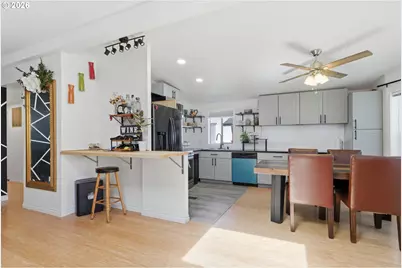 2250 N Broughton Dr, Portland, OR 97217 - Photo 12
