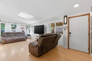 2250 N Broughton Dr, Portland, OR 97217 - Photo 6