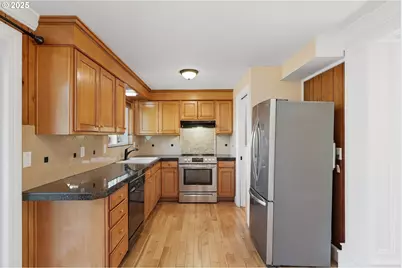 17909 NE Everett Ct, Portland, OR 97230 - Photo 8