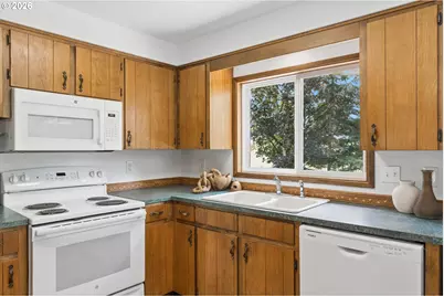 1175 Oak St, Silverton, OR 97381 - Photo 16