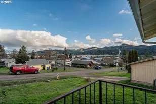 341 Ash St, Sutherlin, OR 97479 - Photo 2