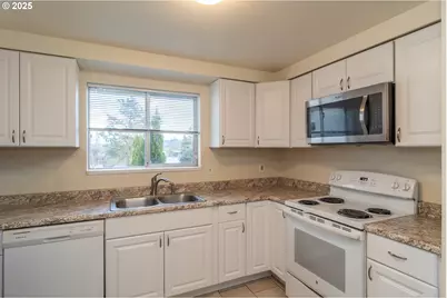 341 Ash St, Sutherlin, OR 97479 - Photo 8