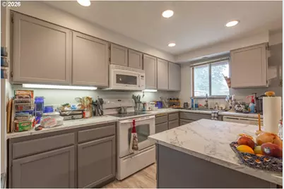 3021 SE 129th Ave, Portland, OR 97236 - Photo 8