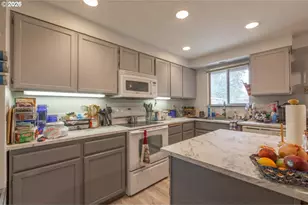 3021 SE 129th Ave, Portland, OR 97236 - Photo 8