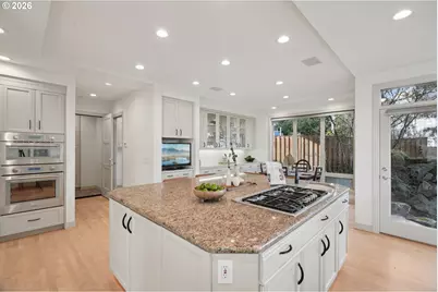 17623 Brookhurst Dr, Lake Oswego, OR 97034 - Photo 12