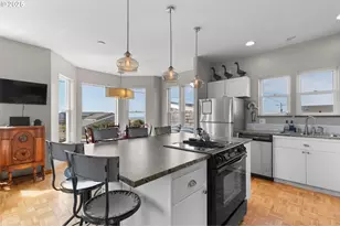 107 SW Coast St, Newport, OR 97365 - Photo 4