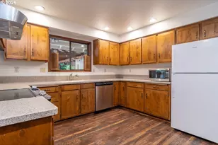 1728 NW Harvey Ave, Roseburg, OR 97471 - Photo 14