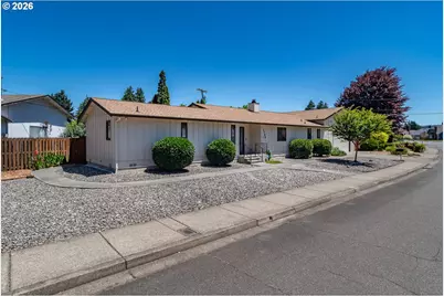1728 NW Harvey Ave, Roseburg, OR 97471 - Photo 2