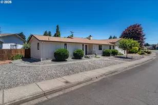 1728 NW Harvey Ave, Roseburg, OR 97471 - Photo 2