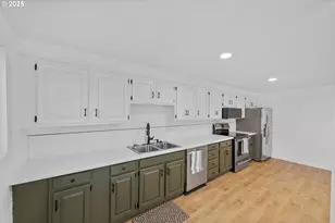 649 S Wall St, Coos Bay, OR 97420 - Photo 8