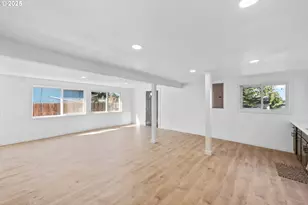 649 S Wall St, Coos Bay, OR 97420 - Photo 6