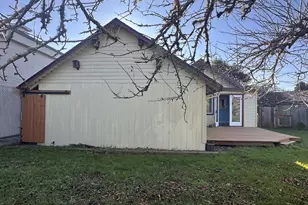 1335 7th St, Florence, OR 97439 - Photo 26