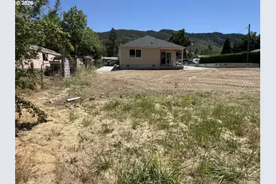 1123 Laura St, Myrtle Creek, OR 97457 - Photo 4