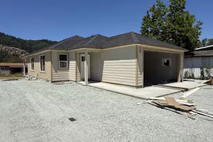 1123 Laura St, Myrtle Creek, OR 97457 - Photo 2