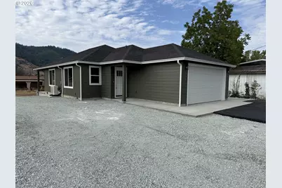 1123 Laura St, Myrtle Creek, OR 97457 - Photo 2