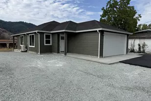1123 Laura St, Myrtle Creek, OR 97457 - Photo 2