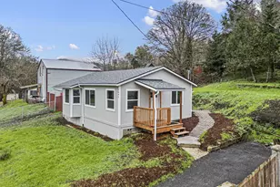 1641 SE Marsters Ave, Roseburg, OR 97470 - Photo 2