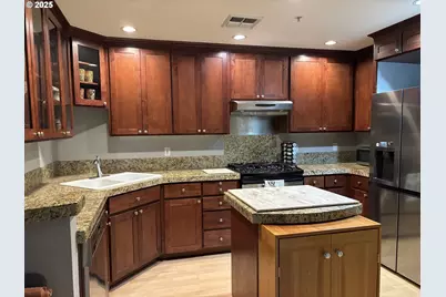 196 SE Spokane St #106, Portland, OR 97202 - Photo 2