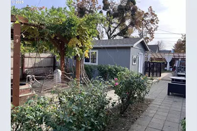 216 Jeanette Ave, Medford, OR 97501 - Photo 32