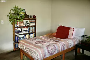 216 Jeanette Ave, Medford, OR 97501 - Photo 12