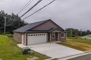 30302 Driftwood Dr, Gold Beach, OR 97444 - Photo 2