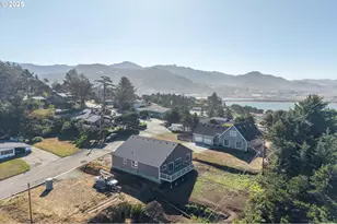 30302 Driftwood Dr, Gold Beach, OR 97444 - Photo 28