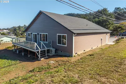 30302 Driftwood Dr, Gold Beach, OR 97444 - Photo 4