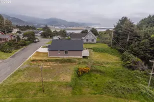 30302 Driftwood Dr, Gold Beach, OR 97444 - Photo 26