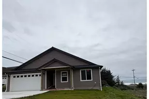 30302 Driftwood Dr, Gold Beach, OR 97444 - Photo 2