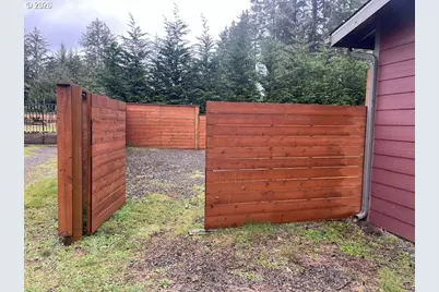 5147 Hilltop Dr, Florence, OR 97439 - Photo 2